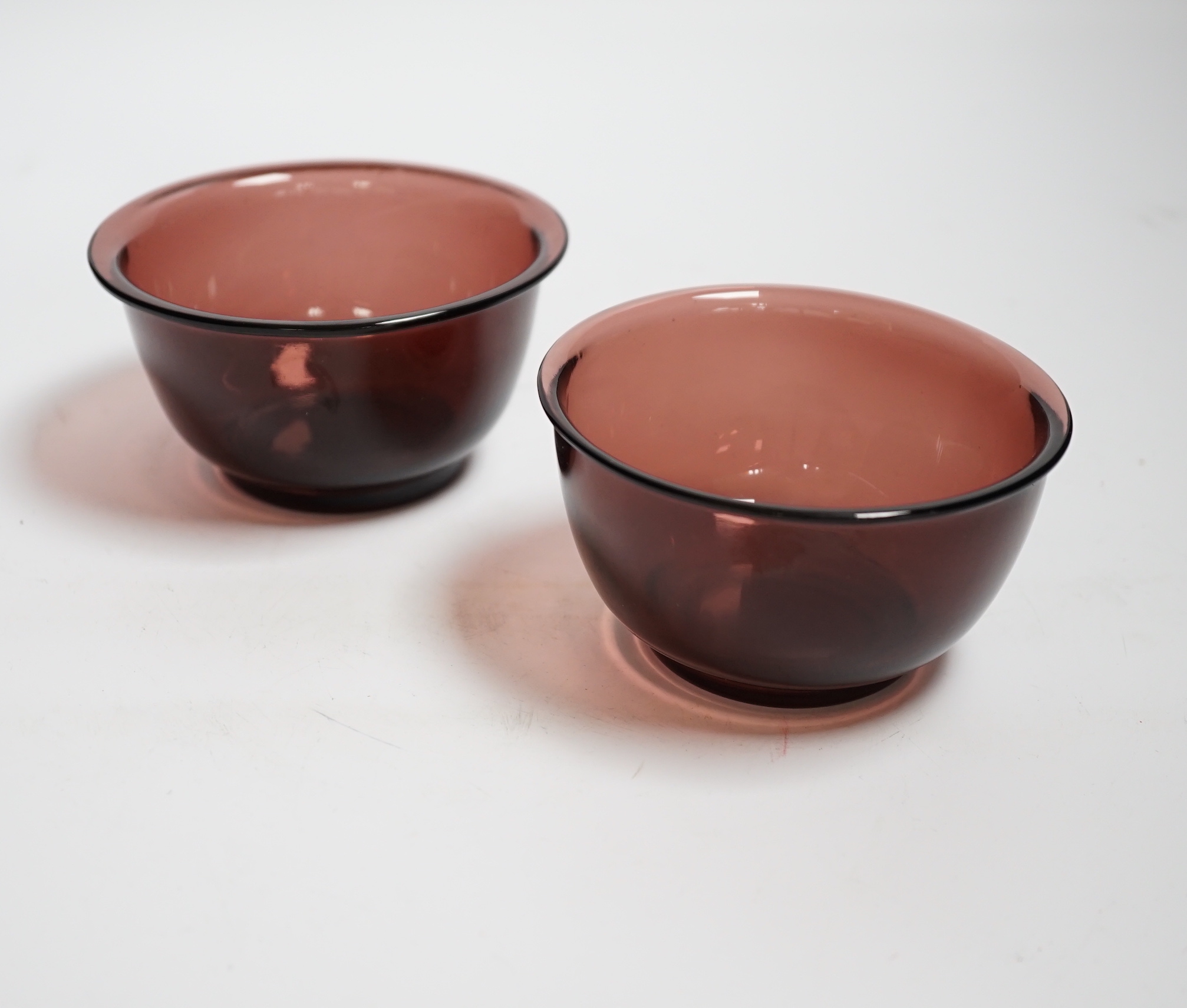 A pair of Chinese Peking glass bowls (amethyst), 10cm